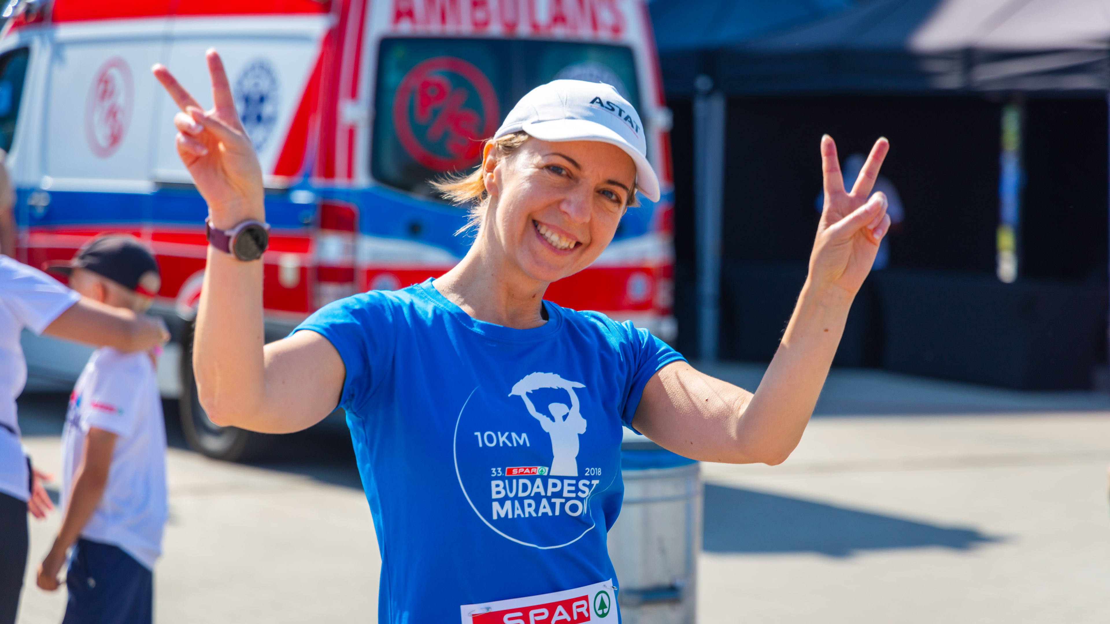 Kobieta z uniesionymi dłońmi pokazującą znak pokoju, czyli dwa palce uniesione w geście 