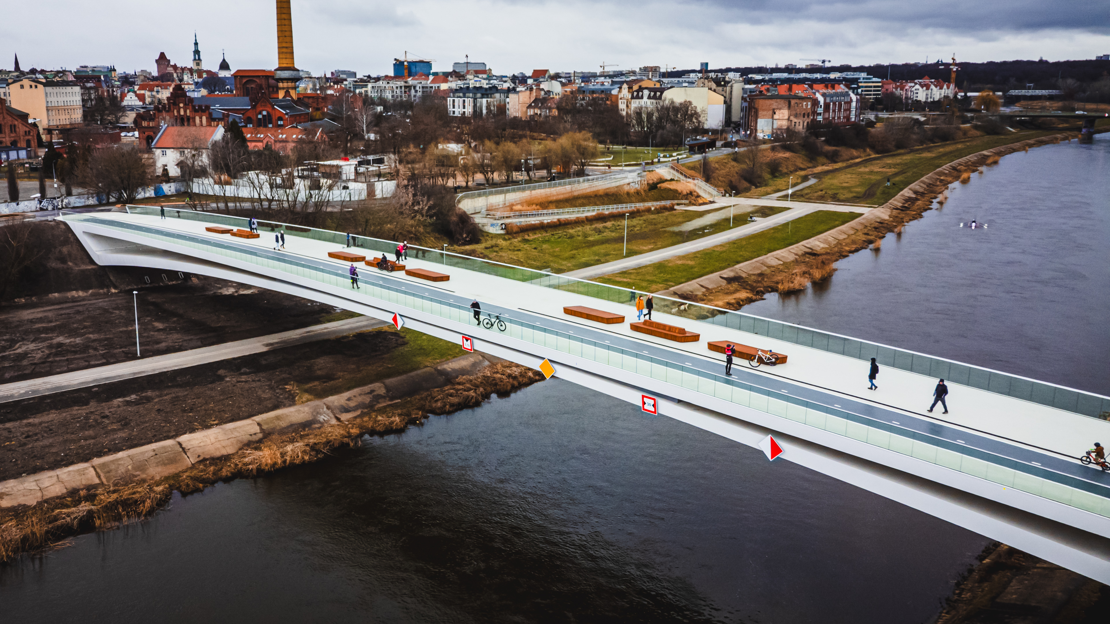 Zdjęcie przedstawia grupę trzech mężczyzn morsujących w jeziorze