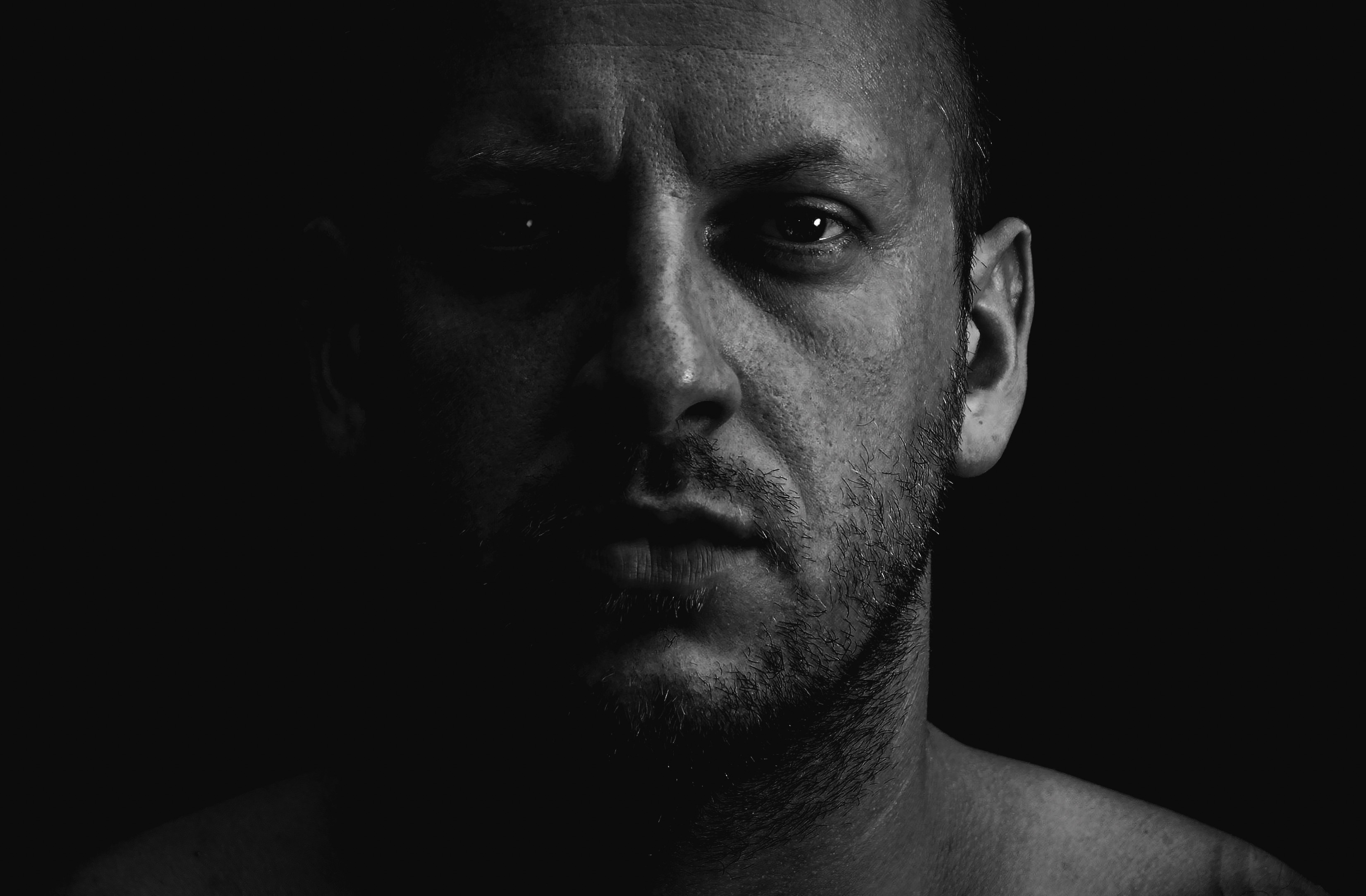 Zdjęcie przedstawia portret fotografa Artura Kosonowskiego